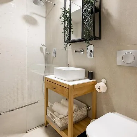 Old Port Riverside In Center شقة بلغراد